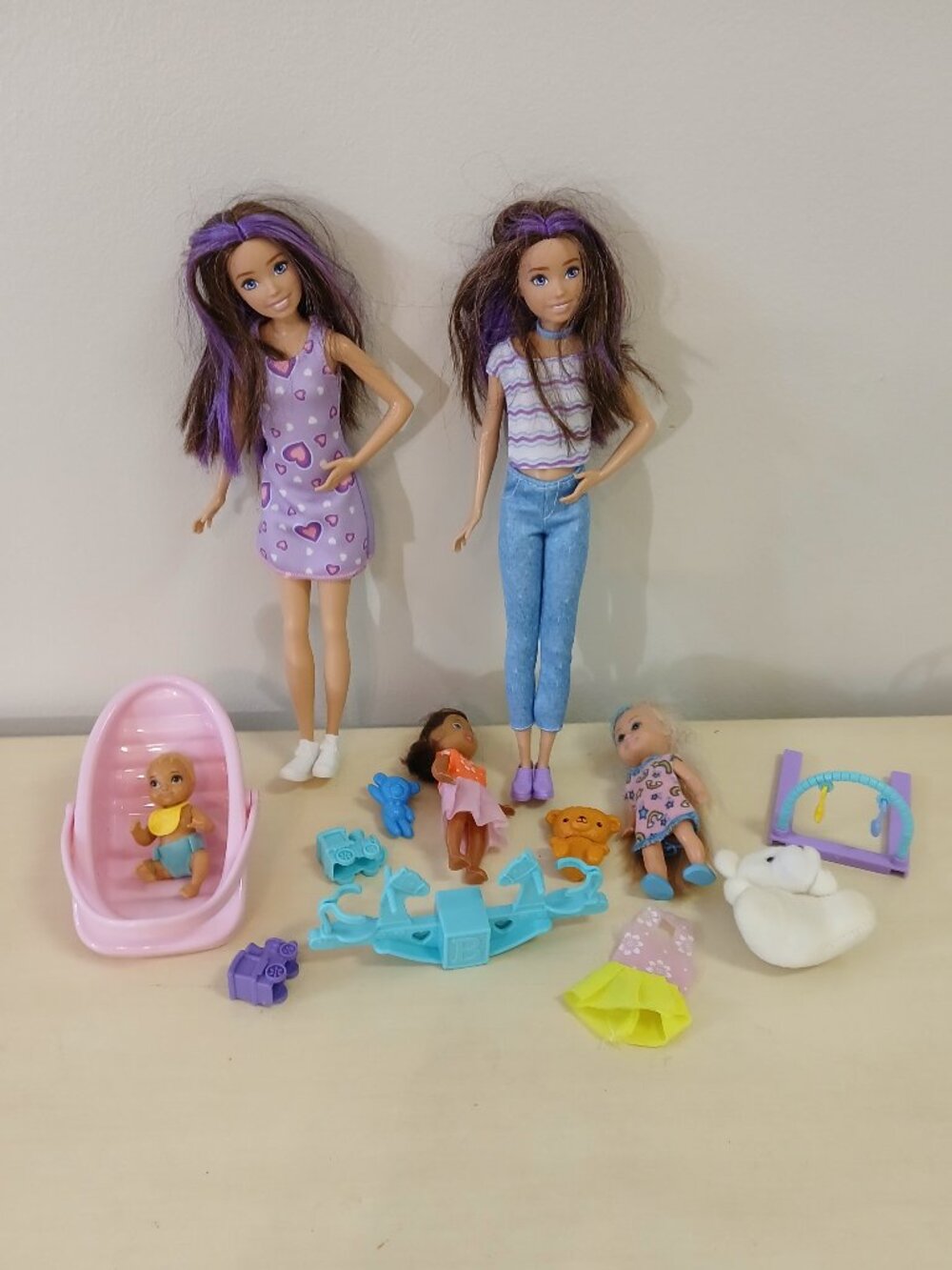 2 Skipper Barbie dolls with babysitting accessories - 13 total